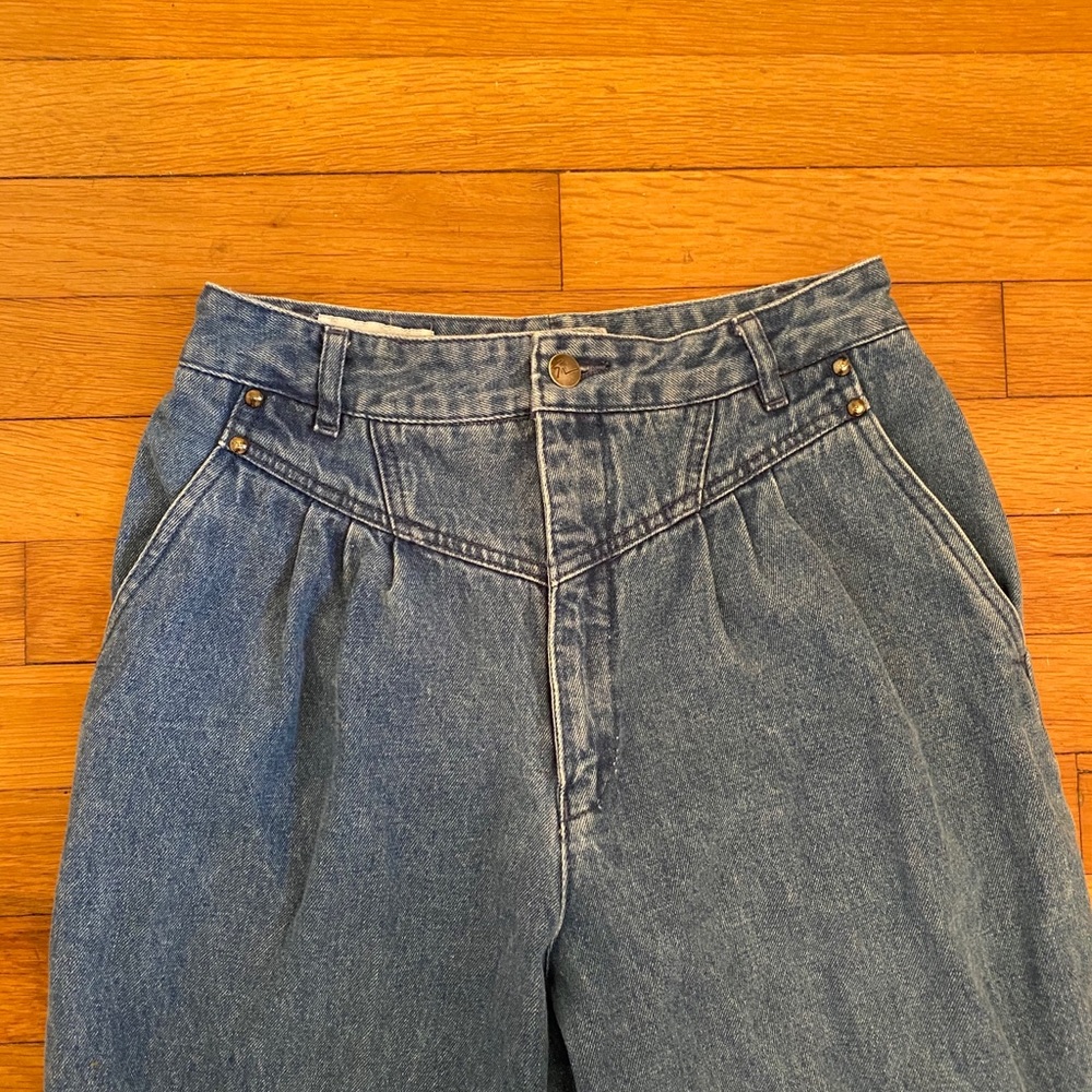 Vintage high waisted “V” jeans